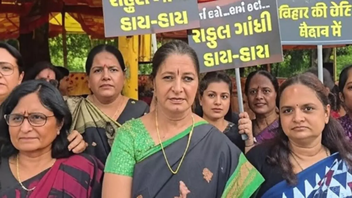 अहमदाबाद में भाजपा महिला कार्यकर्ताओं का प्रदर्शन, पीएम मोदी पर अभद्र टिप्पणी के खिलाफ माफी की मांग अहमदाबाद में भाजपा महिला कार्यकर्ताओं का प्रदर्शन, पीएम मोदी पर अभद्र टिप्पणी के खिलाफ माफी की मांग