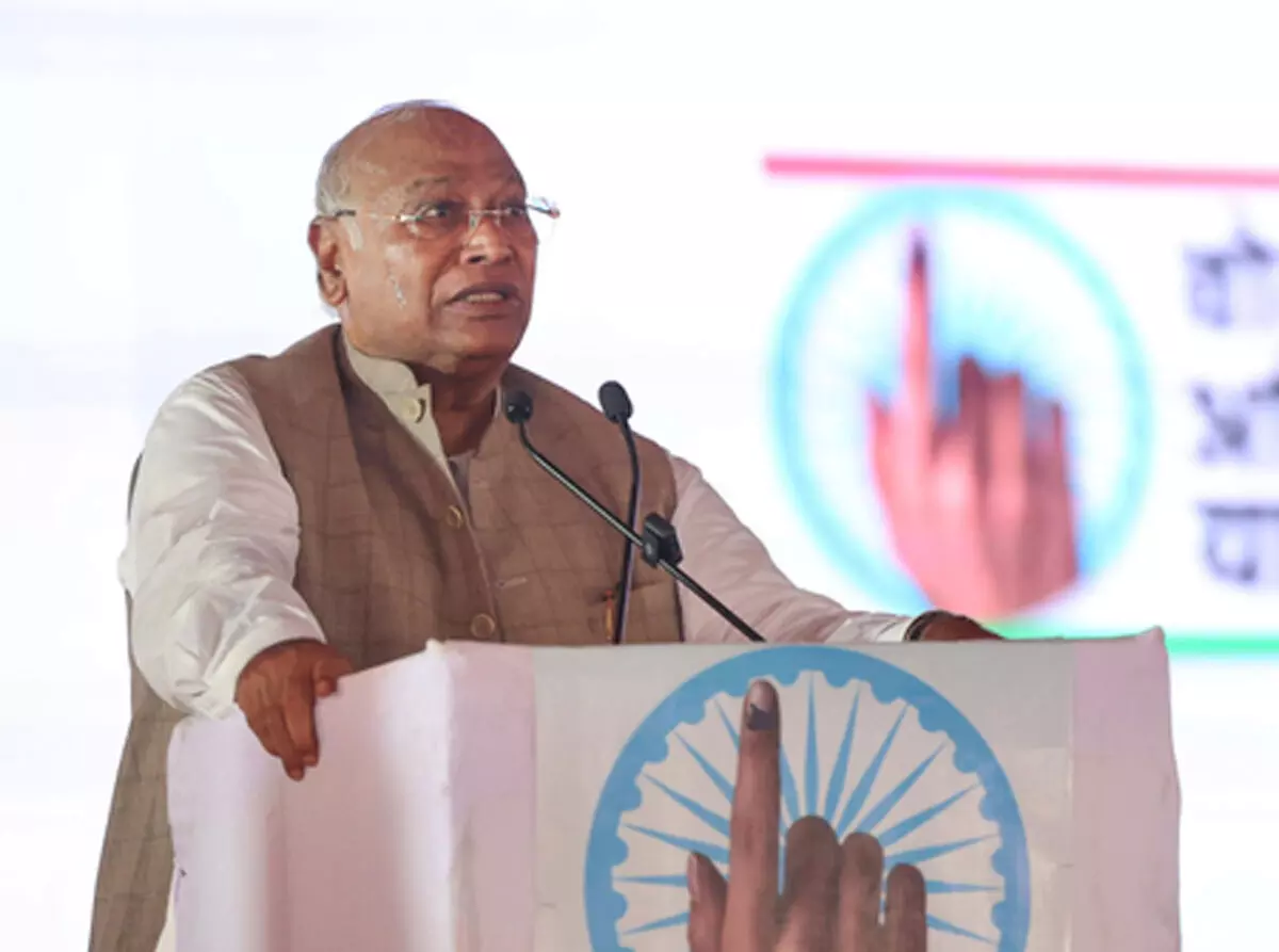 खड़गे के बयान पर भड़के किसान नेता, बोले-किसानों की बात सुनते तो सत्ता में होते