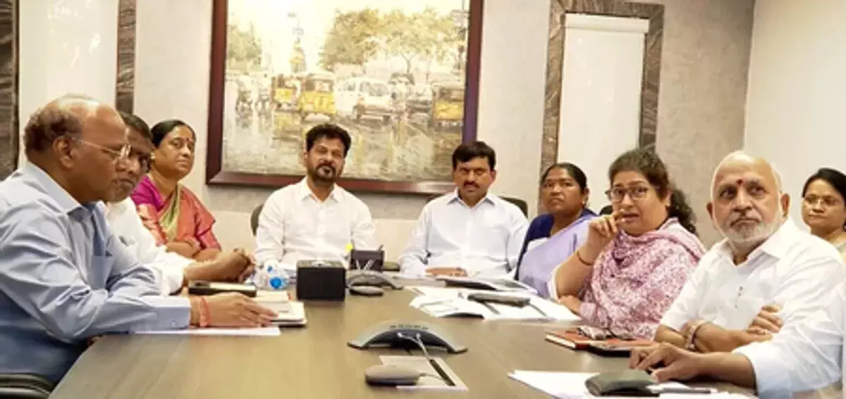 तेलंगाना : मेदाराम और बसारा मंदिरों का होगा कायाकल्प, मुख्यमंत्री रेवंत रेड्डी ने की समीक्षा बैठक तेलंगाना : मेदाराम और बसारा मंदिरों का होगा कायाकल्प, मुख्यमंत्री रेवंत रेड्डी ने की समीक्षा बैठक