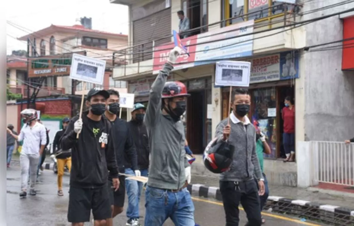 नेपाल में आंदोलन : अब तक 19 की मौत, पीएम ओली के इस्तीफे की मांग नेपाल में आंदोलन : अब तक 19 की मौत, पीएम ओली के इस्तीफे की मांग