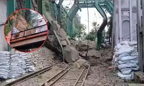 हरिद्वार में हुआ बड़ा हादसा, मनसा देवी पहाड़ी का हिस्सा टूटकर गिरा, मलबा गिरने से रेल मार्ग पूरी तरह ठप