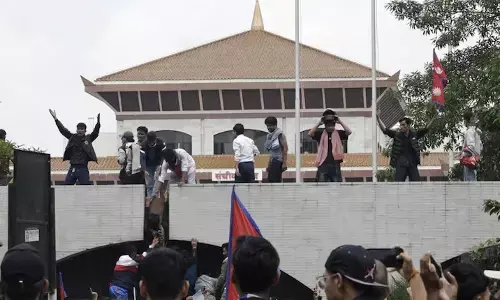 नेपाल: सोशल मीडिया बैन के खिलाफ जेनजी सड़कों पर उतरे, संसद भवन परिसर में की घुसने की कोशिश