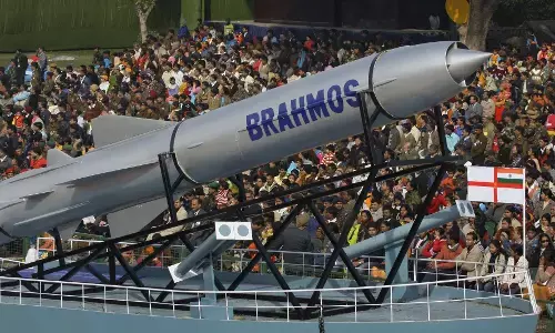 पाकिस्तान से झड़प के बाद हथियार बाजार में भारत को खरीदारों की तलाश