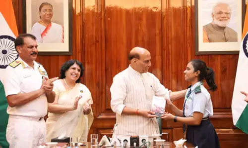 रक्षा मंत्रालय में नेवी स्कूल के छात्र, रक्षा मंत्री से मुलाकात- नैतिक मूल्यों पर हुई बात