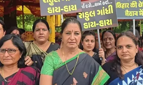 अहमदाबाद में भाजपा महिला कार्यकर्ताओं का प्रदर्शन, पीएम मोदी पर अभद्र टिप्पणी के खिलाफ माफी की मांग