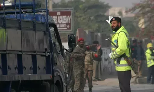 बलूचिस्तान में अमेरिका-चीन के दबाव से पाकिस्तान बेबस, निर्दोषों को चुकानी पड़ रही कीमत बलूचिस्तान में अमेरिका-चीन के दबाव से पाकिस्तान बेबस, निर्दोषों को चुकानी पड़ रही कीमत