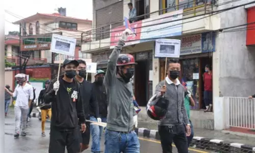 नेपाल में आंदोलन : अब तक 19 की मौत, पीएम ओली के इस्तीफे की मांग नेपाल में आंदोलन : अब तक 19 की मौत, पीएम ओली के इस्तीफे की मांग