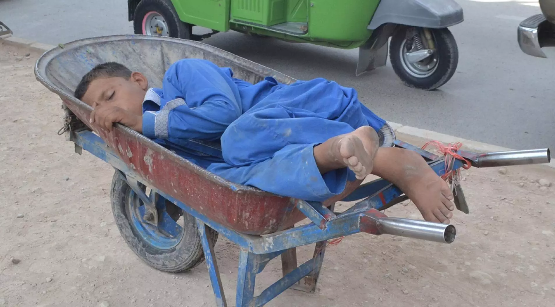 सूजी के सहारे सिंध में माताएं कुपोषण से लड़ रही हैं सूजी के सहारे सिंध में माताएं कुपोषण से लड़ रही हैं