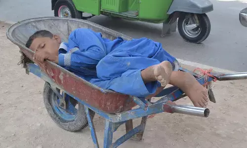 सूजी के सहारे सिंध में माताएं कुपोषण से लड़ रही हैं सूजी के सहारे सिंध में माताएं कुपोषण से लड़ रही हैं