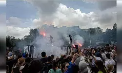 फ्रांस में सरकार के खिलाफ प्रदर्शन, 200 लोग गिरफ्तार; 80 हजार पुलिसकर्मी तैनात फ्रांस में सरकार के खिलाफ प्रदर्शन, 200 लोग गिरफ्तार; 80 हजार पुलिसकर्मी तैनात