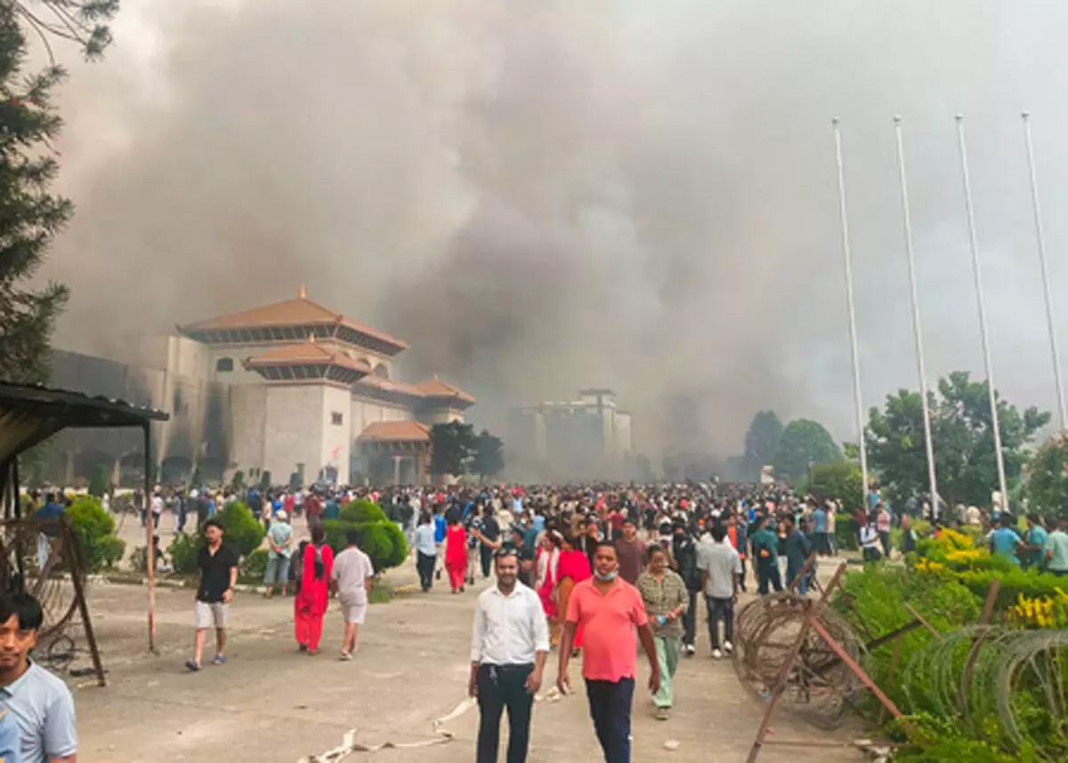 नेपाल हिंसा में फंसे भारतीय पर्यटक, दूतावास से लगाई मदद की गुहार