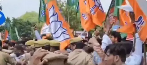 राहुल गांधी के काफिले पर भाजपा ने किया हमला, गाड़ी रोक रास्ते में धरने पर बैठे दिनेश प्रताप सिंह राहुल गांधी के काफिले पर भाजपा ने किया हमला, गाड़ी रोक रास्ते में धरने पर बैठे दिनेश प्रताप सिंह