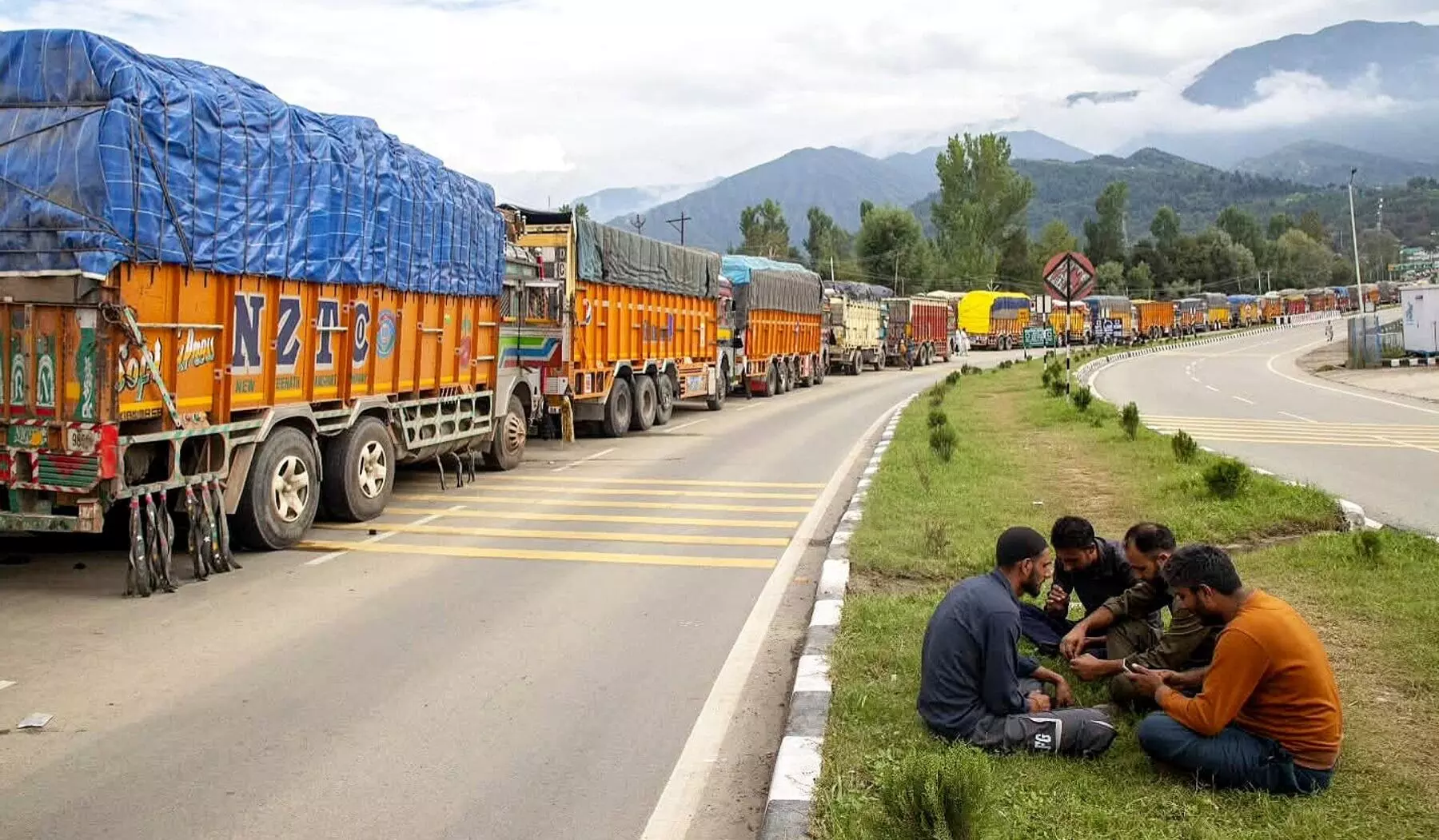 जम्मू-श्रीनगर राजमार्ग को एकतरफा हल्के वाहनों के लिए खोला गया