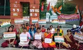 महिला कांग्रेस के कार्यकर्ता पीएम मोदी के उत्तराखंड दौरे का करेंगी विरोध महिला कांग्रेस के कार्यकर्ता पीएम मोदी के उत्तराखंड दौरे का करेंगी विरोध