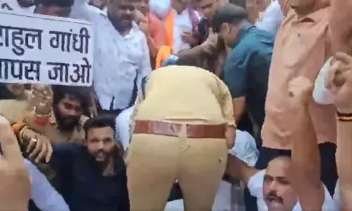 राहुल गांधी के काफिले पर भाजपा ने किया हमला, गाड़ी रोक रास्ते में धरने पर बैठे दिनेश प्रताप सिंह