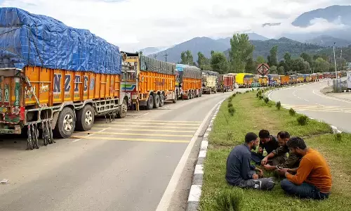 जम्मू-श्रीनगर राजमार्ग को एकतरफा हल्के वाहनों के लिए खोला गया
