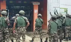 नेपाल में हिंसा की नई लहर : जेल तोड़कर भाग रहे कैदियों पर सेना ने की फायरिंग, 2 की मौत नेपाल में हिंसा की नई लहर : जेल तोड़कर भाग रहे कैदियों पर सेना ने की फायरिंग, 2 की मौत