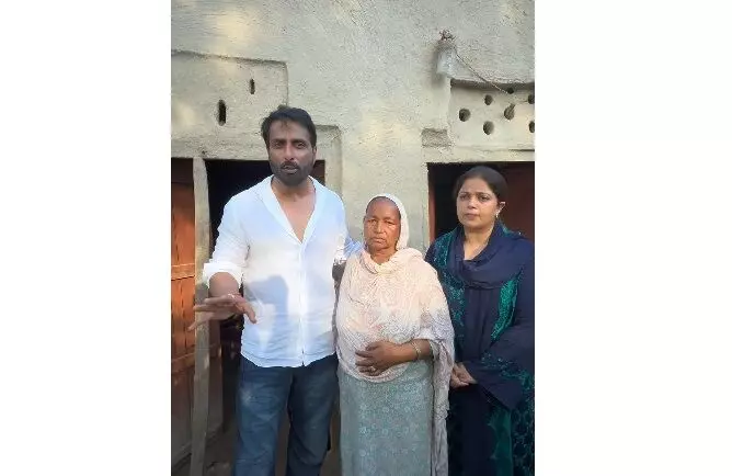 पंजाब बाढ़ : सोनू सूद और मालविका सूद ने लोगों की मदद के लिए बढ़ाये हाथ, की अपील पंजाब बाढ़ : सोनू सूद और मालविका सूद ने लोगों की मदद के लिए बढ़ाये हाथ, की अपील