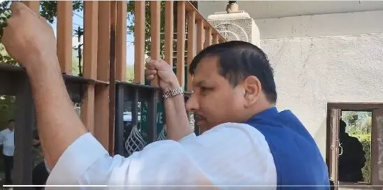 संजय सिंह हुए नजरबंद , बंद दरवाजे पर चढ़कर फारुख अब्दुल्ला से मिले संजय सिंह हुए नजरबंद , बंद दरवाजे पर चढ़कर फारुख अब्दुल्ला से मिले