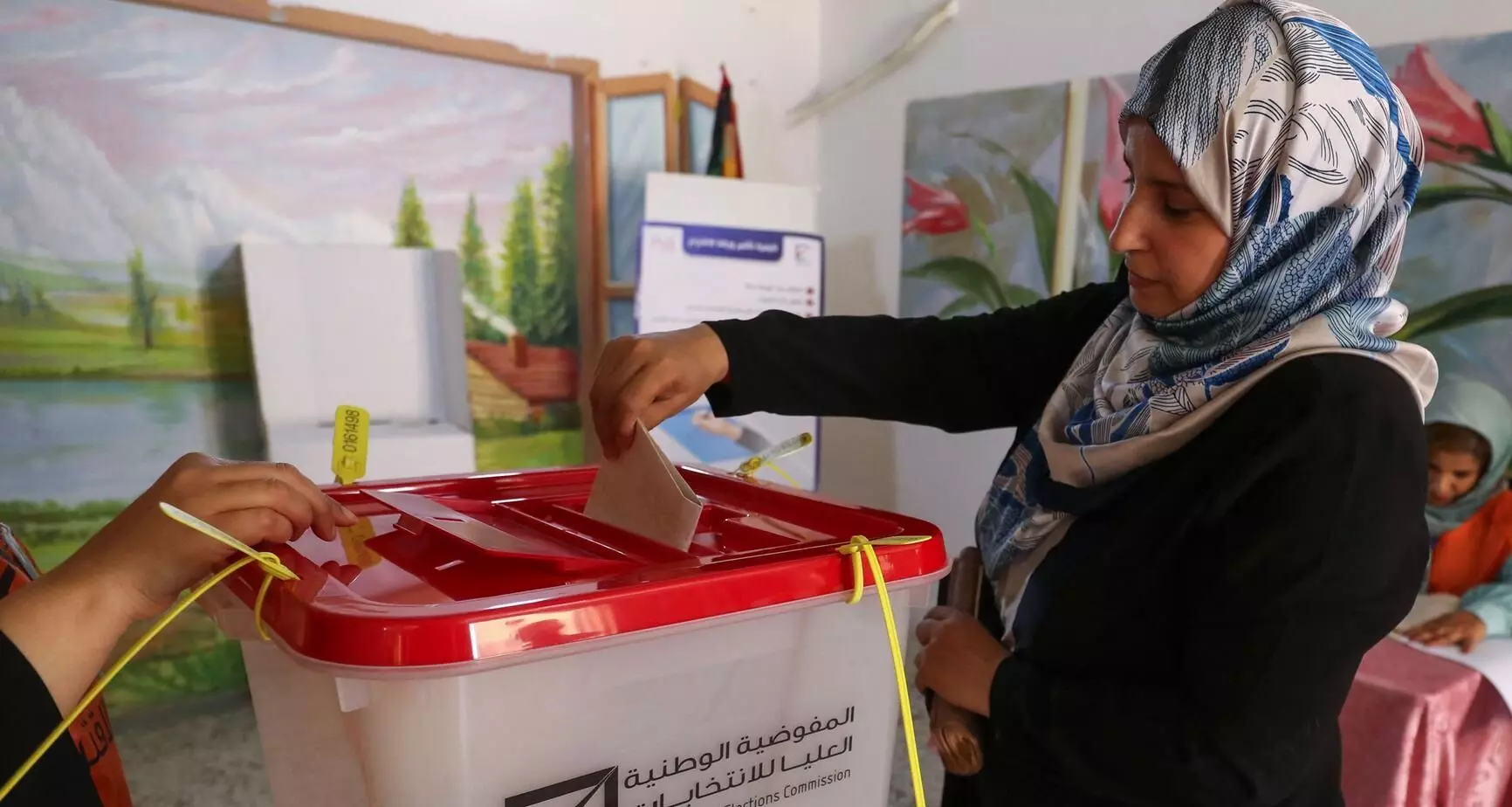 रिपोर्ट: दुनियाभर के अधिकांश देशों में कमजोर हो रहा लोकतंत्र रिपोर्ट: दुनियाभर के अधिकांश देशों में कमजोर हो रहा लोकतंत्र