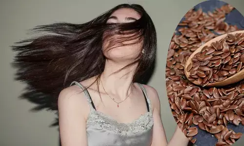 बालों के लिए वरदान अलसी के बीज, जड़ों को बनाते हैं मजबूत