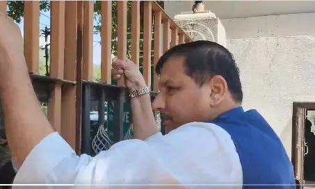 संजय सिंह हुए नजरबंद , बंद दरवाजे पर चढ़कर फारुख अब्दुल्ला से मिले