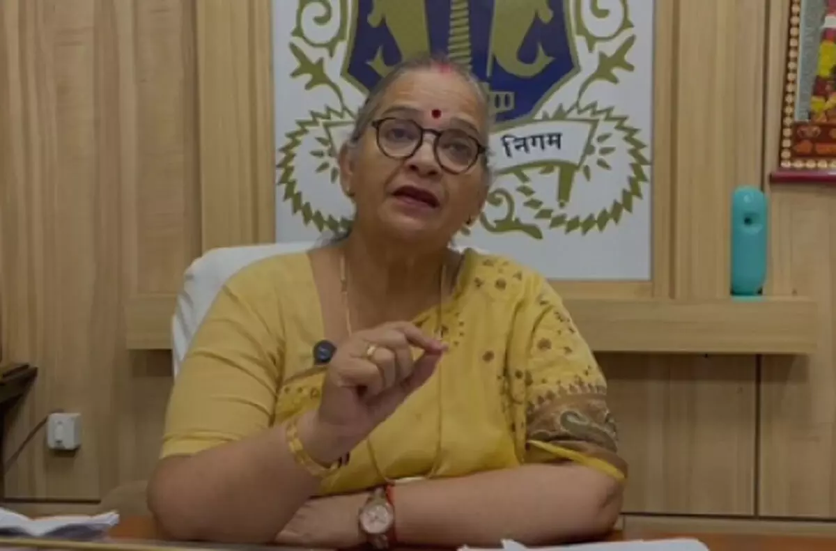 लखनऊ की मेयर का अफसरों पर गुस्सा, मुख्यमंत्री से करेंगी शिकायत