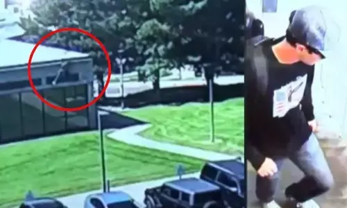 चार्ली किर्क हत्या मामले में एक नया वीडियो जारी, कॉलेज की छत से कूदकर भागता दिखा हमलावर चार्ली किर्क हत्या मामले में एक नया वीडियो जारी, कॉलेज की छत से कूदकर भागता दिखा हमलावर