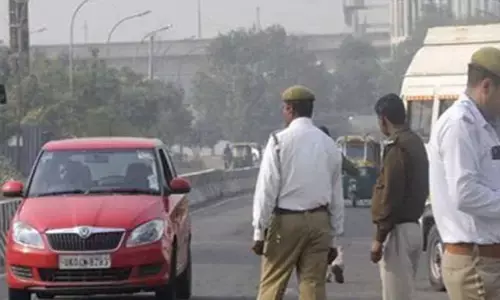 गौतमबुद्धनगर यातायात पुलिस की बड़ी कार्रवाई, आठ माह में लाखों वाहनों पर चला जुर्माना गौतमबुद्धनगर यातायात पुलिस की बड़ी कार्रवाई, आठ माह में लाखों वाहनों पर चला जुर्माना