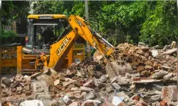 भोपाल में लव जिहाद मामले के आरोपियों के घरों पर बुलडोजर की कार्रवाई शुरू, भारी पुलिस बल तैनात भोपाल में लव जिहाद मामले के आरोपियों के घरों पर बुलडोजर की कार्रवाई शुरू, भारी पुलिस बल तैनात