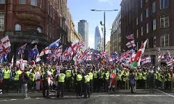 लंदन : दक्षिणपंथी मार्च में भड़की हिंसा, प्रदर्शनकारियों और सुरक्षा अधिकारियों के बीच झड़प, 26 पुलिसकर्मी घायल लंदन : दक्षिणपंथी मार्च में भड़की हिंसा, प्रदर्शनकारियों और सुरक्षा अधिकारियों के बीच झड़प, 26 पुलिसकर्मी घायल