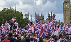 लंदन में धुर दक्षिणपंथियों की विशाल रैली लंदन में धुर दक्षिणपंथियों की विशाल रैली