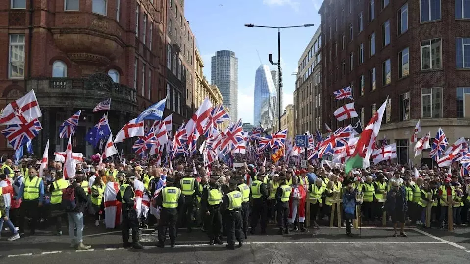 लंदन : दक्षिणपंथी मार्च में भड़की हिंसा, प्रदर्शनकारियों और सुरक्षा अधिकारियों के बीच झड़प, 26 पुलिसकर्मी घायल लंदन : दक्षिणपंथी मार्च में भड़की हिंसा, प्रदर्शनकारियों और सुरक्षा अधिकारियों के बीच झड़प, 26 पुलिसकर्मी घायल