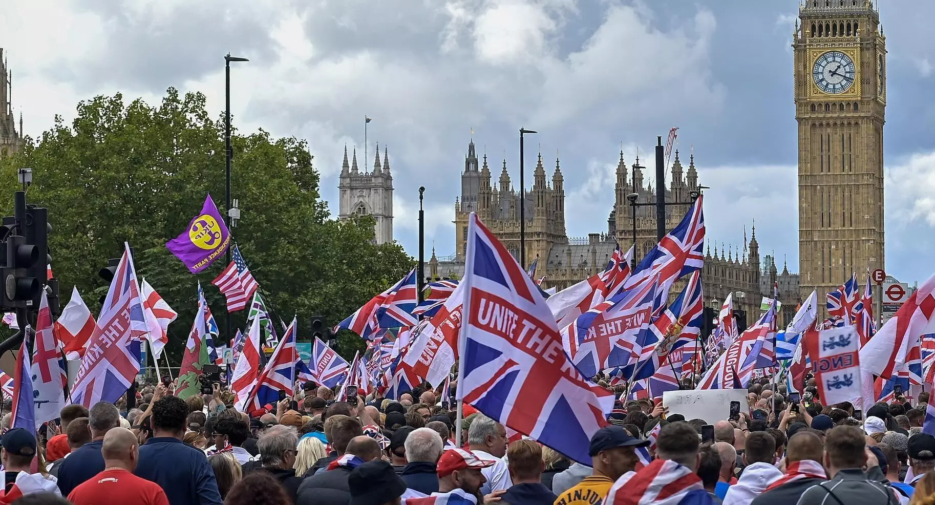 लंदन में धुर दक्षिणपंथियों की विशाल रैली