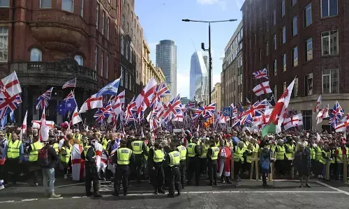 लंदन : दक्षिणपंथी मार्च में भड़की हिंसा, प्रदर्शनकारियों और सुरक्षा अधिकारियों के बीच झड़प, 26 पुलिसकर्मी घायल