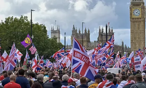 लंदन में धुर दक्षिणपंथियों की विशाल रैली