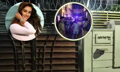 दिशा पाटनी के घर के बाहर गली के मुख्य द्वार पर बन रहा लोहे का गेट, दो दिन पहले हुई थी फायरिंग