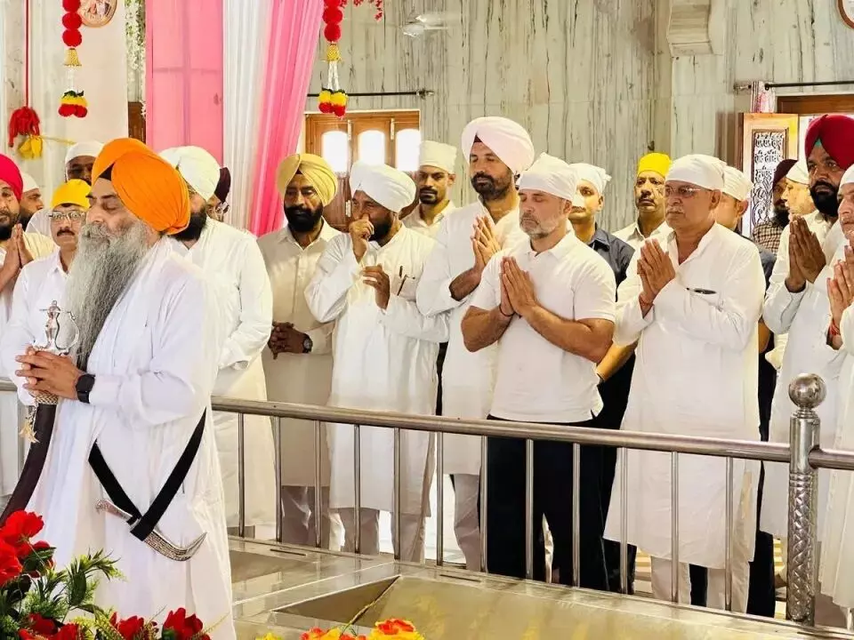 पंजाब : राहुल गांधी बाढ़ प्रभावित इलाकों के दौरे पर पहुंचे, गुरुद्वारे में टेका मत्था और सभी के कल्याण की कामना की पंजाब : राहुल गांधी बाढ़ प्रभावित इलाकों के दौरे पर पहुंचे, गुरुद्वारे में टेका मत्था और सभी के कल्याण की कामना की