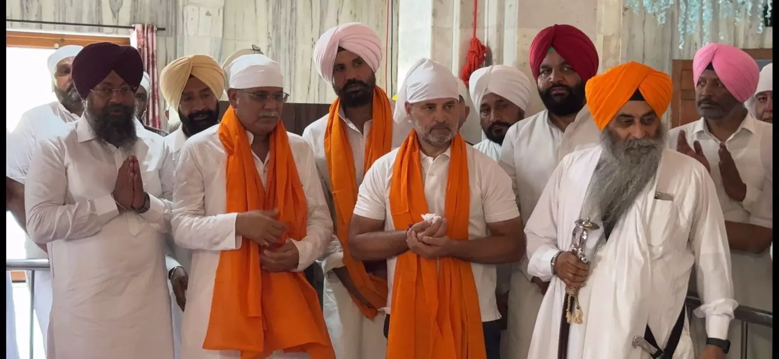 पंजाब : राहुल गांधी बाढ़ प्रभावित इलाकों के दौरे पर पहुंचे, गुरुद्वारे में टेका मत्था और सभी के कल्याण की कामना की पंजाब : राहुल गांधी बाढ़ प्रभावित इलाकों के दौरे पर पहुंचे, गुरुद्वारे में टेका मत्था और सभी के कल्याण की कामना की