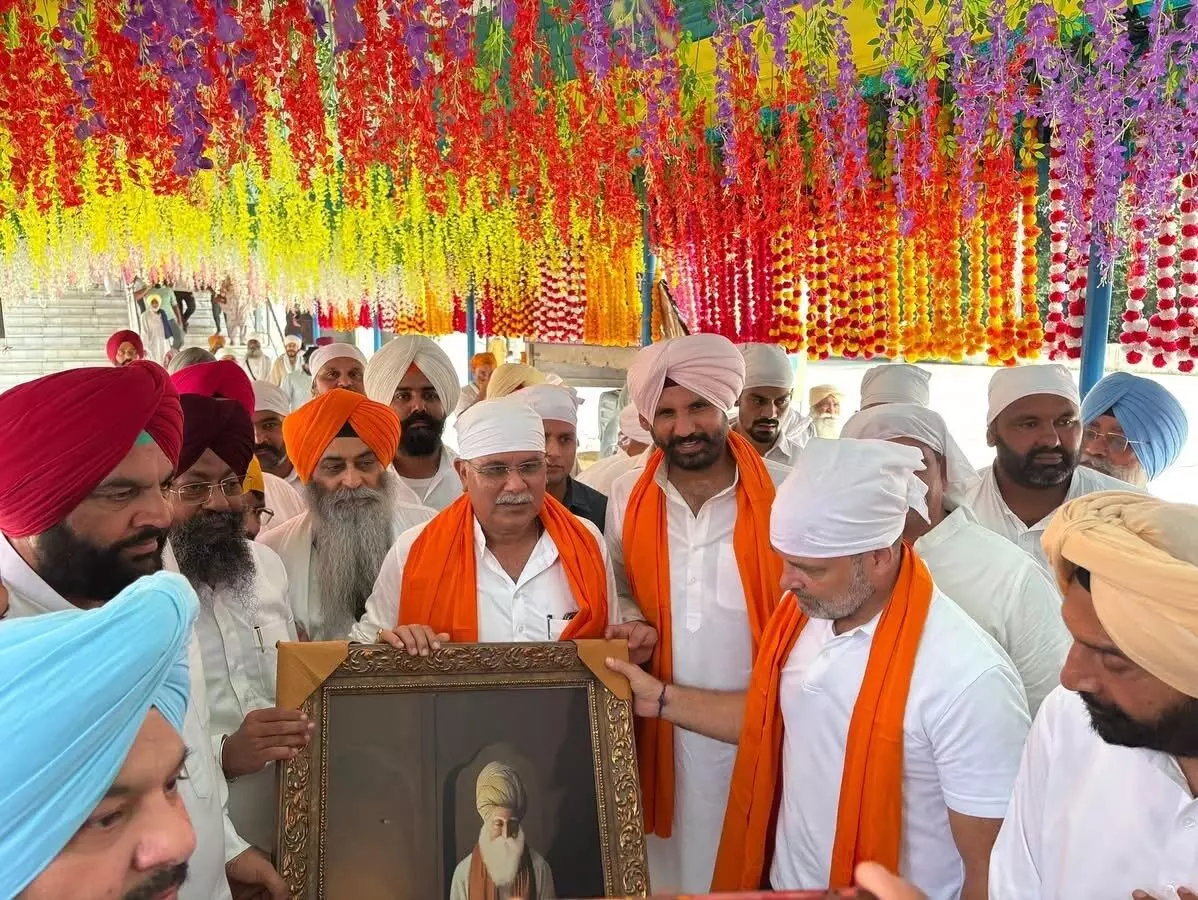 पंजाब : राहुल गांधी बाढ़ प्रभावित इलाकों के दौरे पर पहुंचे, गुरुद्वारे में टेका मत्था और सभी के कल्याण की कामना की पंजाब : राहुल गांधी बाढ़ प्रभावित इलाकों के दौरे पर पहुंचे, गुरुद्वारे में टेका मत्था और सभी के कल्याण की कामना की