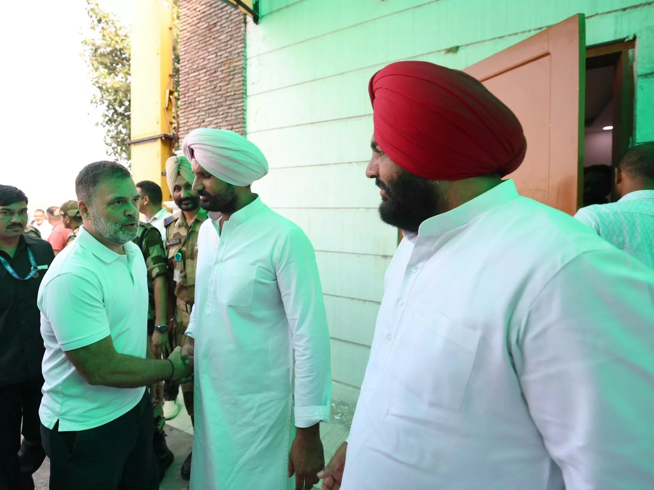 पंजाब : राहुल गांधी बाढ़ प्रभावित इलाकों के दौरे पर पहुंचे, गुरुद्वारे में टेका मत्था और सभी के कल्याण की कामना की पंजाब : राहुल गांधी बाढ़ प्रभावित इलाकों के दौरे पर पहुंचे, गुरुद्वारे में टेका मत्था और सभी के कल्याण की कामना की