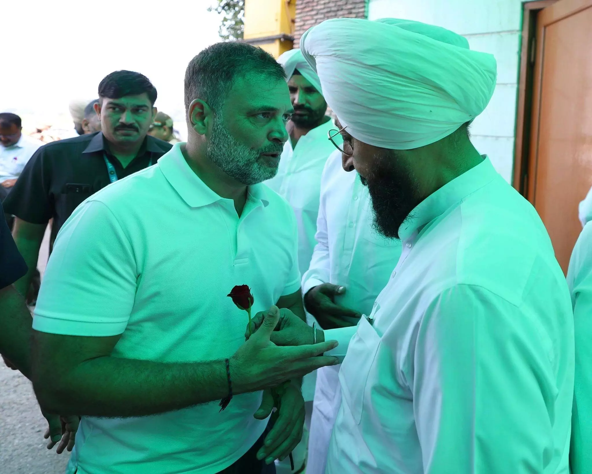 पंजाब : राहुल गांधी बाढ़ प्रभावित इलाकों के दौरे पर पहुंचे, गुरुद्वारे में टेका मत्था और सभी के कल्याण की कामना की पंजाब : राहुल गांधी बाढ़ प्रभावित इलाकों के दौरे पर पहुंचे, गुरुद्वारे में टेका मत्था और सभी के कल्याण की कामना की