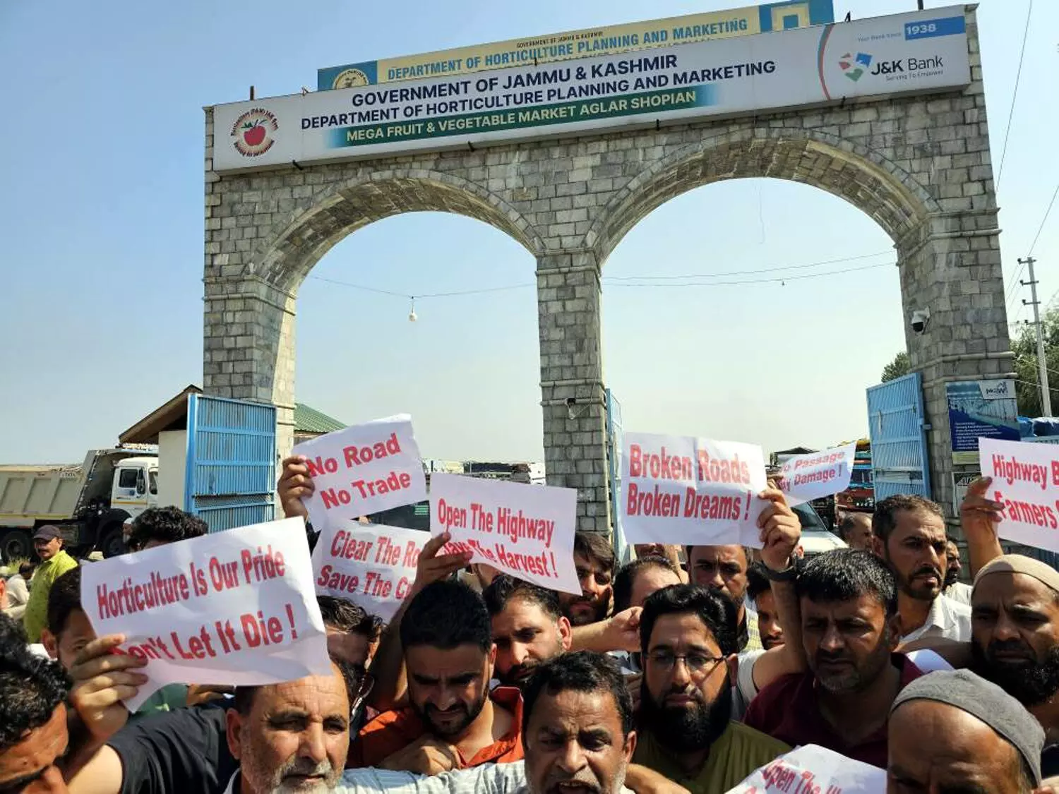 राजमार्ग बंद के विरोध में कश्मीर की फल मंडियों में पूर्ण बंद रहा