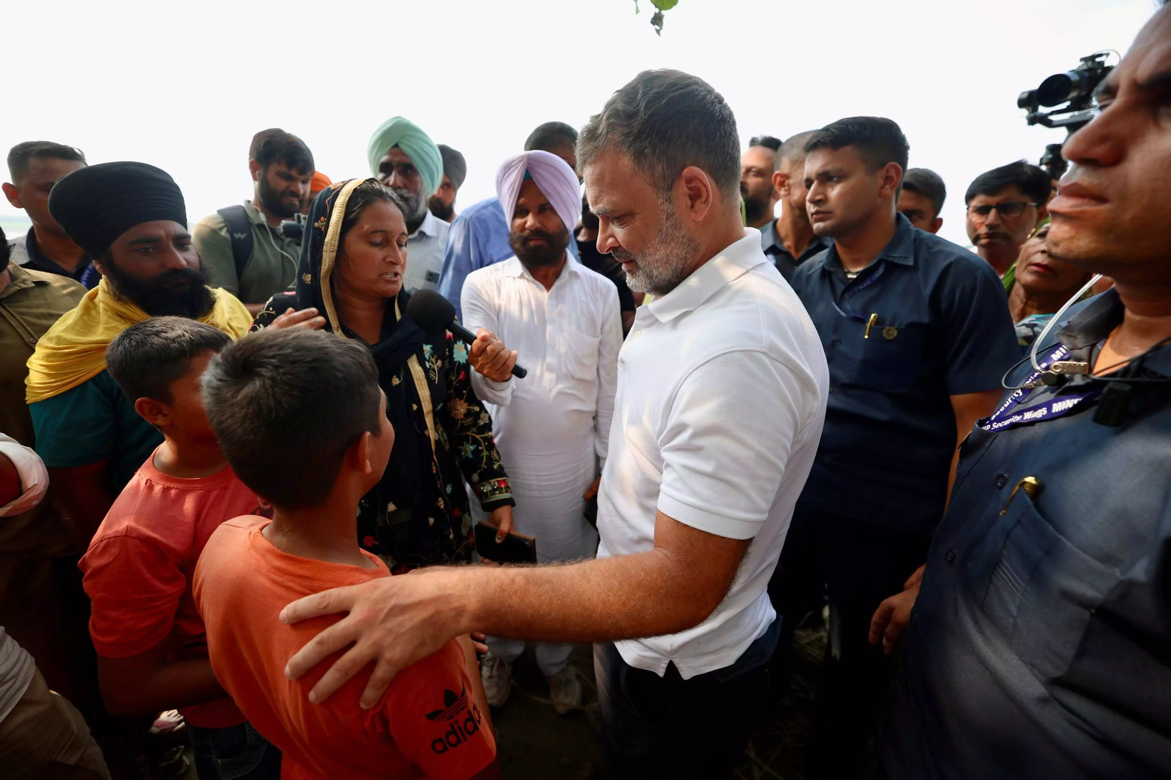 पंजाब में राहुल गांधी को बाढ़ प्रभावित इलाकों का दौरा करने से रोकने की कोशिश, कांग्रेस ने सरकार पर उठाए सवाल पंजाब में राहुल गांधी को बाढ़ प्रभावित इलाकों का दौरा करने से रोकने की कोशिश, कांग्रेस ने सरकार पर उठाए सवाल