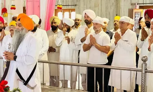 पंजाब : राहुल गांधी बाढ़ प्रभावित इलाकों के दौरे पर पहुंचे, गुरुद्वारे में टेका मत्था और सभी के कल्याण की कामना की पंजाब : राहुल गांधी बाढ़ प्रभावित इलाकों के दौरे पर पहुंचे, गुरुद्वारे में टेका मत्था और सभी के कल्याण की कामना की