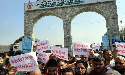 राजमार्ग बंद के विरोध में कश्मीर की फल मंडियों में पूर्ण बंद रहा