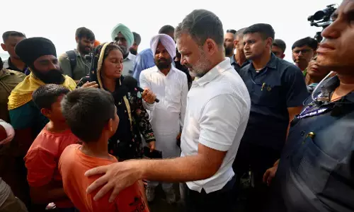 पंजाब में राहुल गांधी को बाढ़ प्रभावित इलाकों का दौरा करने से रोकने की कोशिश, कांग्रेस ने सरकार पर उठाए सवाल पंजाब में राहुल गांधी को बाढ़ प्रभावित इलाकों का दौरा करने से रोकने की कोशिश, कांग्रेस ने सरकार पर उठाए सवाल