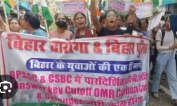 पटना : दारोगा भर्ती परीक्षा की मांग को लेकर सड़कों पर उतरे छात्र, किया जोरदार प्रदर्शन, पुलिस ने किया लाठीचार्ज पटना : दारोगा भर्ती परीक्षा की मांग को लेकर सड़कों पर उतरे छात्र, किया जोरदार प्रदर्शन, पुलिस ने किया लाठीचार्ज