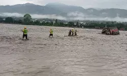 उत्तराखंड में बारिश का कहर, ऋषिकेश में उफान पर चंद्रभागा नदी, बोलेरो बहने से हल्द्वानी में हड़कंप