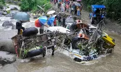 हिमाचल प्रदेश : भारी बारिश होने से तबाही का मंजर, पानी में बही बसें, लोगों ने भागकर बचाई जान हिमाचल प्रदेश : भारी बारिश होने से तबाही का मंजर, पानी में बही बसें, लोगों ने भागकर बचाई जान